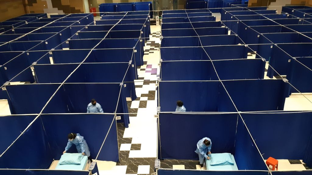 Tenaga kesehatan menyiapkan tempat tidur pasien di fasilitas isolasi terpadu Covid-19 di Mal Pelayanan Publik Sidoarjo, Jawa Timur, Minggu (6/2/2022).