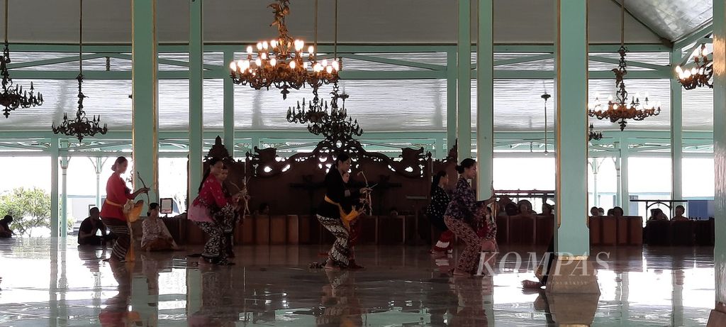 Para penari berlatih tarian Bedhaya Anglir Mendung di Pura Mangkunegaran, Surakarta, Jawa Tengah, Rabu (2/3/2022). Latihan itu merupakan salah satu persiapan yang dilakukan menyambut upacara penobatan Mangkunegara X, Sabtu (12/3/2022).