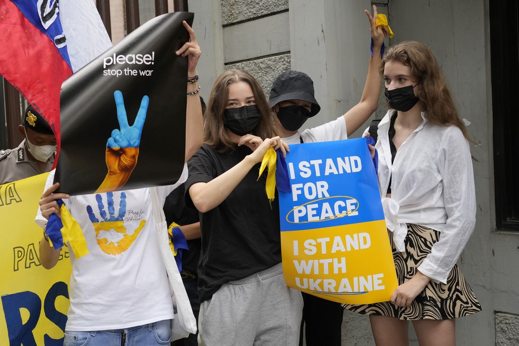 Warga Ukraina yang tinggal di Indonesia menggelar unjuk rasa di depan kantor Kedutaan Rusia untuk Indonesia di Jakarta, Jumat (4/3/2022), untuk menentang invasi Rusia ke Ukraina. 