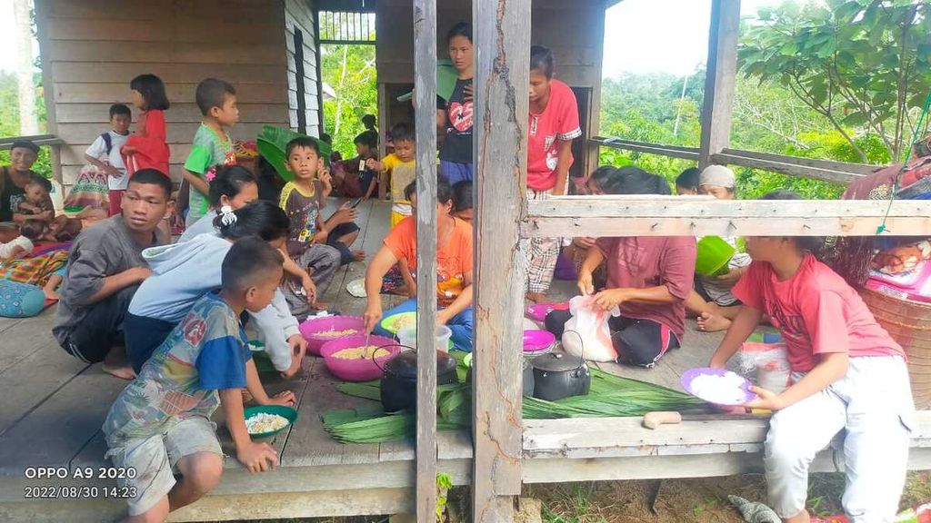 Residents affected by the earthquake eat at a shelter in Simatalu Village, West Siberut District, Mentawai Islands, West Sumatra, on Tuesday (30/8/2022). 