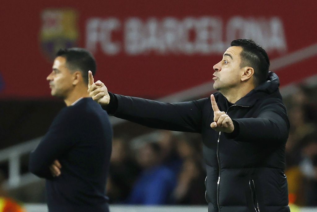 Pelatih Barcelona Xavi Hernandez (kanan) memberikan instruksi kepada pemainnya saat laga lawan Girona, 10 Desember 2023. Barca kalah 2-4. 