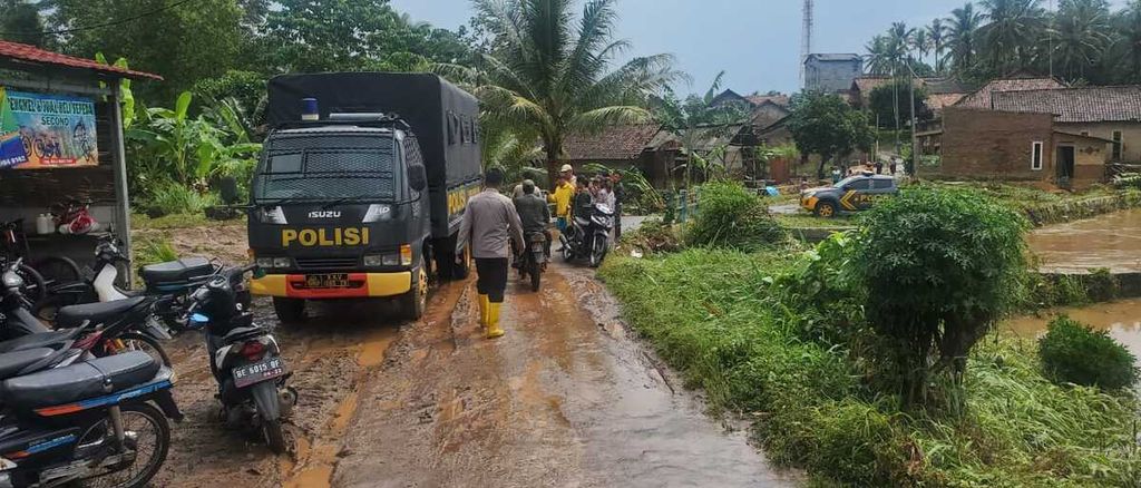 Aparat Kepolisian Resor Lampung Selatan meninjau lokasi banjir di Kecamatan Sidomulyo, Lampung Selatan. Banjir yang melanda empat kecamatan ini menewaskan empat warga. 