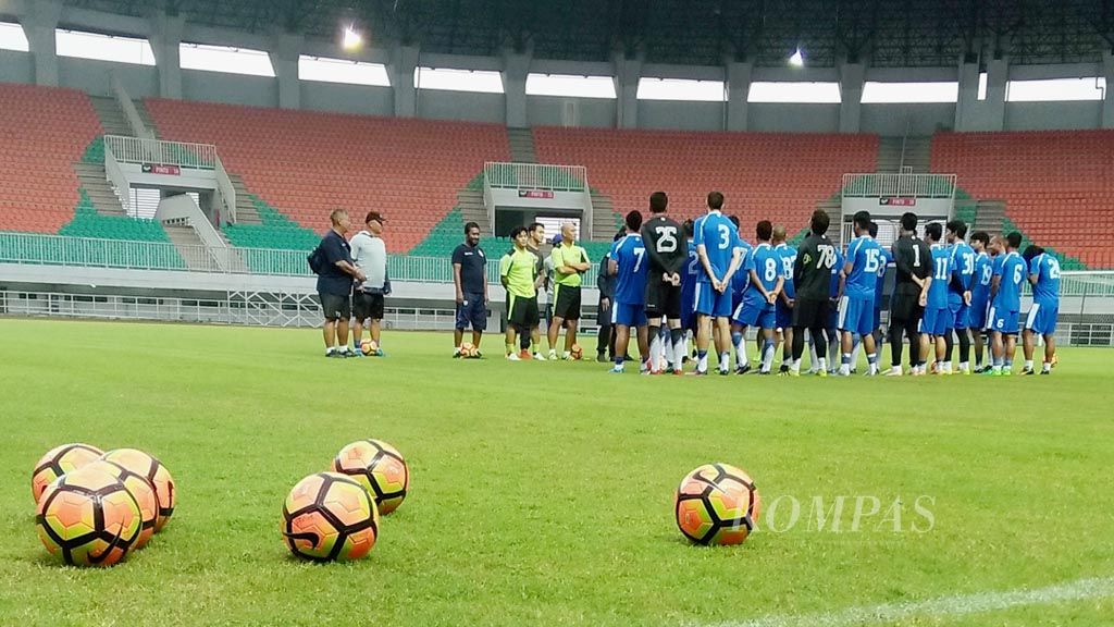 Pemain Persib Bandung berlatih  di Stadion Pakansari, Bogor,  Jumat (10/3). Persib akan  berebut  posisi ketiga Piala Presiden 2017 melawan Semen Padang, Sabtu (11/3) pukul 19.00 WIB, di stadion itu.
