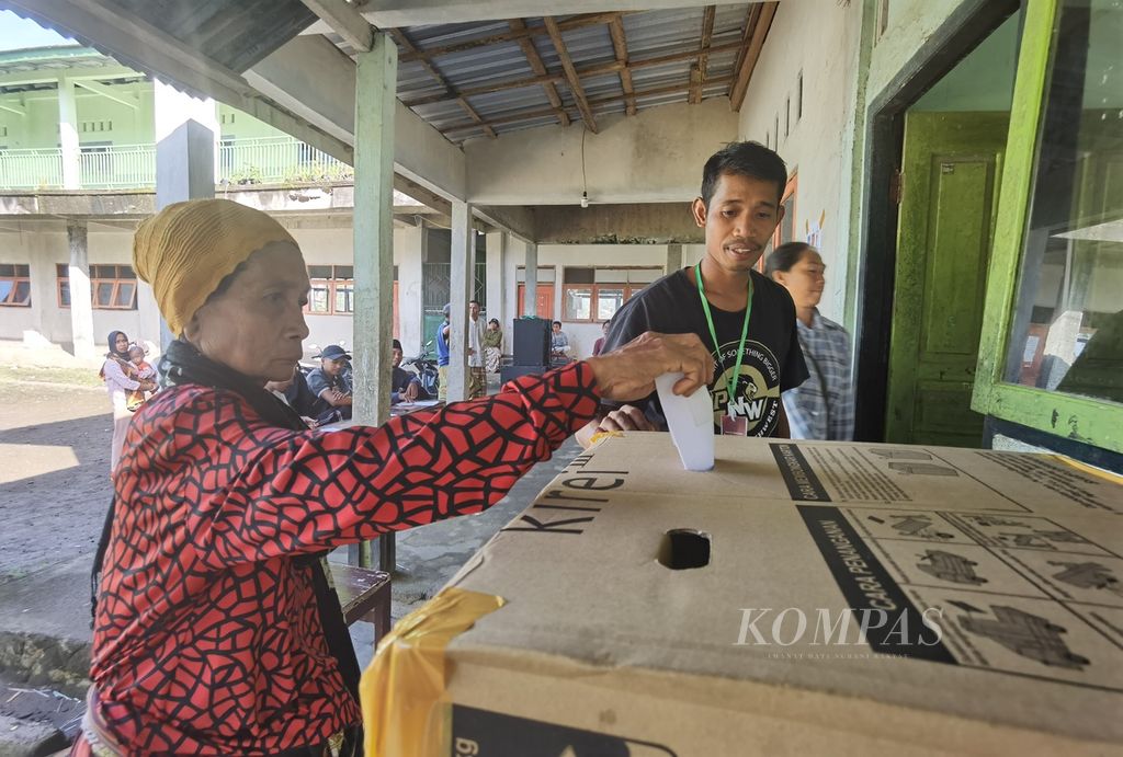 Seorang warga memasukkan kertas suara ke kotak suara usai mencoblos dalam pemilihan kepala dusun di Madrasah Ibtidaiyah Nahdlatul Wathan Kwang Jukut, Desa Pringgarata, Kabupaten Lombok Tengah, Nusa Tenggara Barat, Sabtu (18/3/2023). 