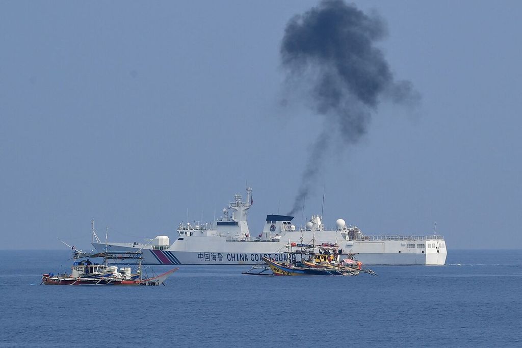 Kapal penjaga pantai China membuntuti kapal-kapal nelayan Filipina di Laut China Selatan di dekat Beting Ayungin, 20 September 2023.