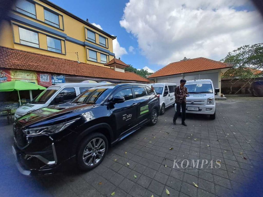 Kendaraan elektrifikasi yang diberikan Toyota kepada Pemerintah Kabupaten Gianyar, Bali, dalam program Sustainable Mobility Advancing Real Transformation (SMART) @Ubud. Melalui program ini, Toyota memberikan 10 unit kendaraan elektrifikasi yang terdiri dari 5 unit kendaraan baterai dan 5 unit kendaraan listrik hibrida untuk menjalankan layanan antar jemput sesuai permintaan yang terhubung di area Ubud Tengah. Foto diambil saat seremoni program ini, Rabu (19/6/2024).