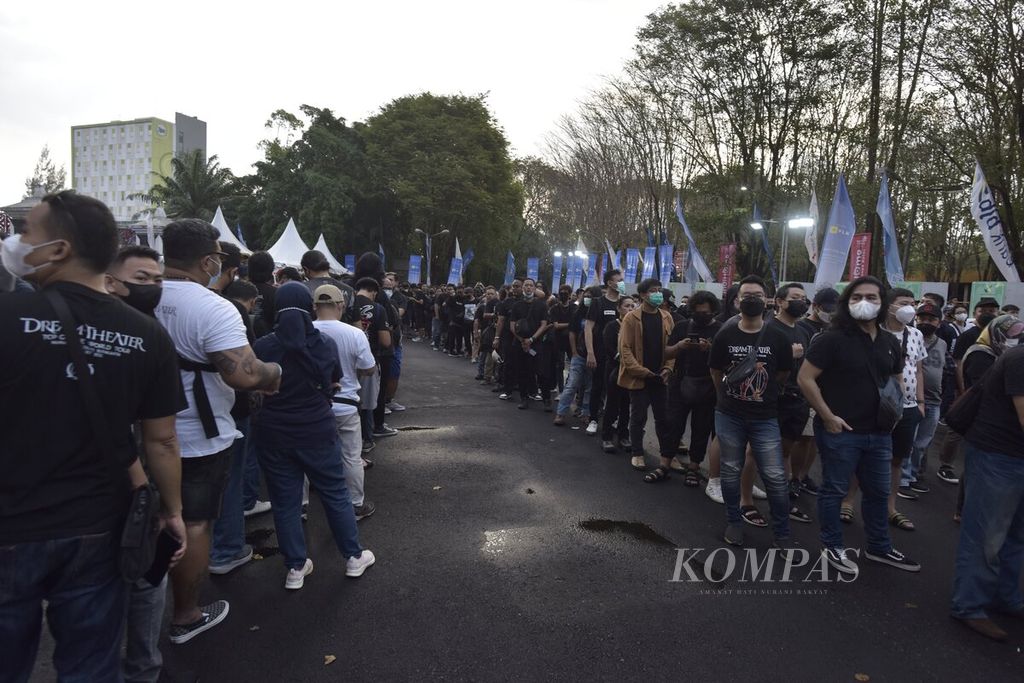 Antrean penonton konser Dream Theater di Stadion Manahan, Kota Surakarta, Rabu (10/8/2022), sebelum pintu area pertunjukan dibuka. 