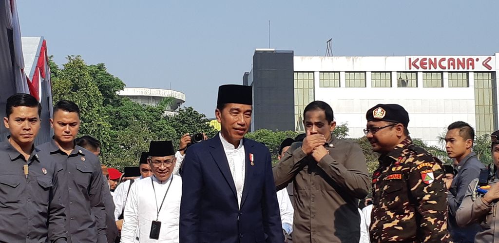 Presiden Joko Widodo seusai menjadi pembina Apel Hari Santri 2023 di Tugu Pahlawan, Surabaya, Jawa Timur, Minggu (22/10/2023).