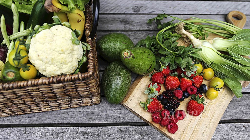 Sebagian sayur dan buah organik hasil panen petani yang dipasarkan Sayurbox langsung ke konsumen melalui bisnis dalam jaringan.