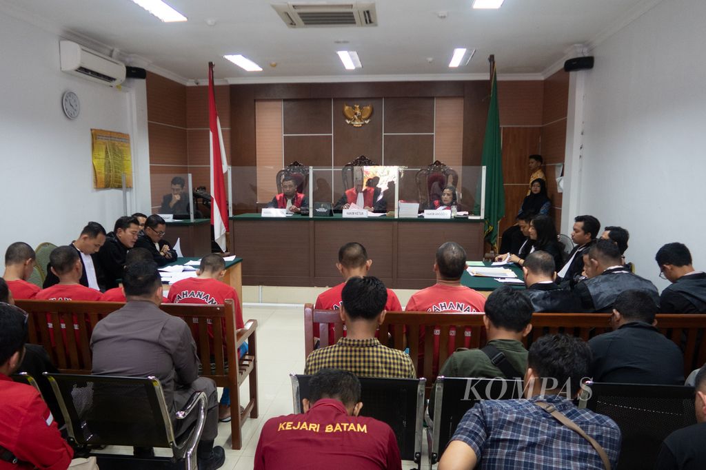Sidang perdana kasus kerusuhan demonstrasi Rempang di Pengadilan Negeri Batam, Kepulauan Riau, Kamis (21/12/2023).