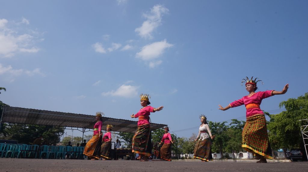 Penampilan Tiba Meka Sua, tari tradisi perempuan Manggarai untuk memeriahkan Seminar Budaya Manggarai di Kantor Bupati Manggarai Barat, Labuan Bajo, Pulau Flores, Nusa Tenggara Timur, Senin (6/11/2023). Seminar Budaya Manggarai merupakan puncak rangkaian acara IFG (Indonesia Financial Group) Labuan Bajo Marathon kurun 3-6 November 2023.