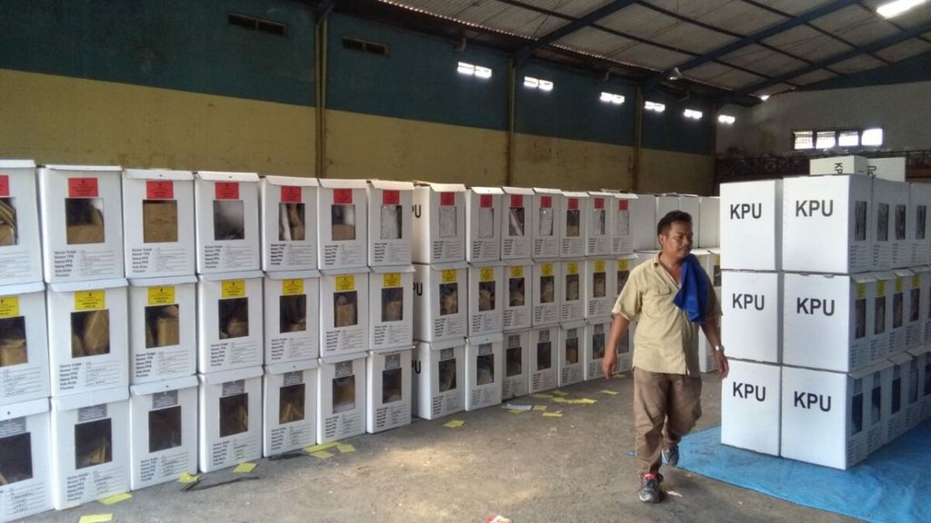 Pendistribusian losgitik pemilu pilpres 2019 dari KPU Garut ke PPK kecamatan
