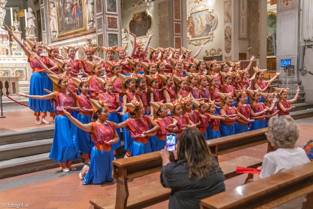 The Resonanz Childrens Choir (TRCC) menyanyikan lagu tradisional Minang, Sumatera Barat, berjudul Tak Tong Tong yang diaransemen Fero Aldiansya Stefanus pada kompetisi Leonardo Da Vinci International Choral Festival, Kamis (13/7/2023), di kota Firenze, Italia. 