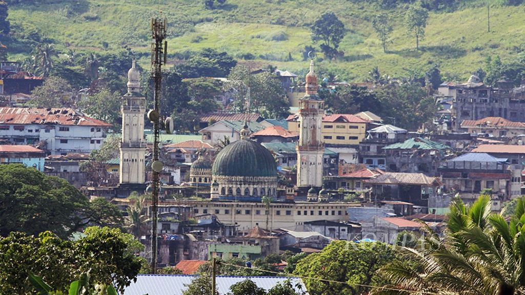 Deretan bangunan di kota Marawi, kota Muslim terbesar di Filipina. Kota Marawi memiliki hubungan sejarah erat dengan Pulau Sumatera. Pemerintah Filipina sedang membangun ulang kota Marawi yang hancur akibat serangan teroris Maute tahun 2017.