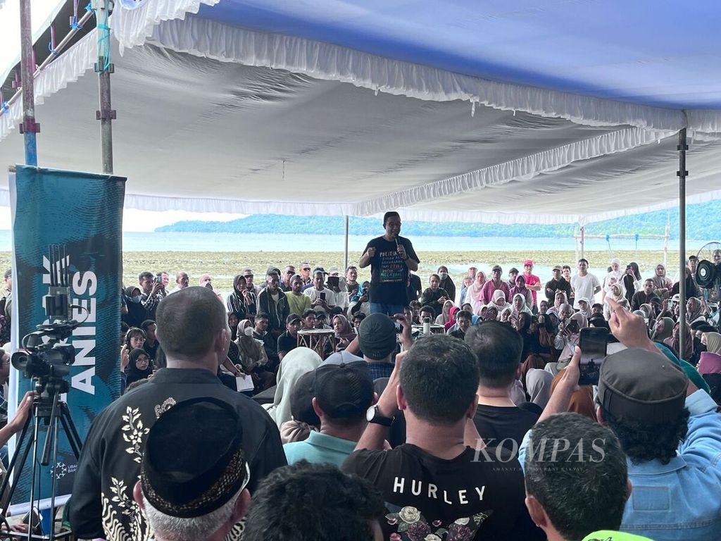 Calon presiden nomor urut 1, Anies Rasyid Baswedan, berkampanye di Pantai Bebi Indah, Maluku Tengah, Maluku, Senin (15/1/2024).
