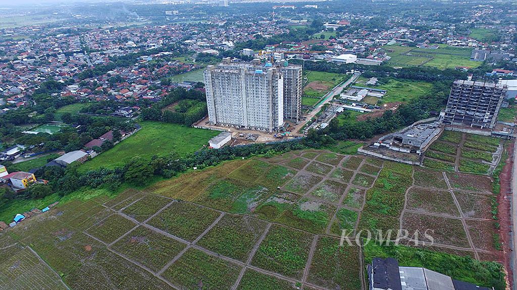 Areal lahan persawahan di Purwadana, Kabupaten Karawang, Jawa Barat, terutama di sepanjang ruas jalan utama, semakin terdesak oleh gelombang pembangunan fisik, baik untuk keperluan apartemen, pabrik, maupun  sektor perekonomian yang lain, Jumat (15/2).  