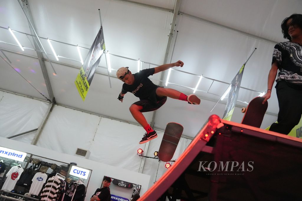 Pemain skateboard meramaikan Jakarta Fashion and Food Festival (JF3) di Summarecon Mall Serpong, Tangerang, Banten, Selasa (30/7/2024). Ajang pameran mode yang ke-20 ini adalah kolaborasi DRP Paris dan DRP Jakarta. Festival berlangsung dari 26 Juli hingga 4 Agustus 2024. Pameran bertujuan mengenalkan jenama lokal agar bisa menembus pasar global. DRP Paris dikenal oleh pecinta tren streetwear internasional sebagai titik kumpul pelaku budaya urban. 