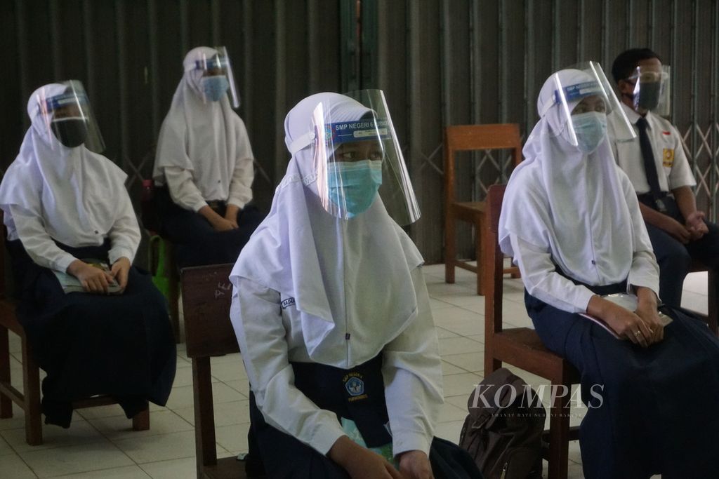 Suasana simulasi sekolah tatap muka di SMP Negeri  6 Purwokerto di Banyumas, Jawa Tengah, Selasa (20/10/2020). Simulasi tatap muka digelar dua pekan ke depan.