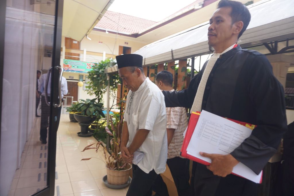 Terdakwa Slamet Tohari memasuki ruang sidang di Pengadilan Negeri Banjarnegara, Jawa Tengah, Selasa (10/10/2023).