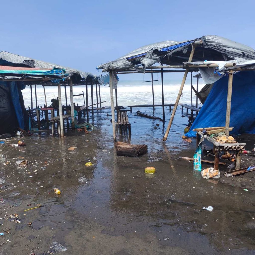 Kondisi warung di Pantai Setrojenar, Kebumen, Jawa Tengah, setelah tersapu gelombang tinggi pada Selasa (30/8/2022) pagi. Tidak ada korban jiwa dalam peristiwa ini. Kerugian ditaksir sebesar Rp 100 juta.