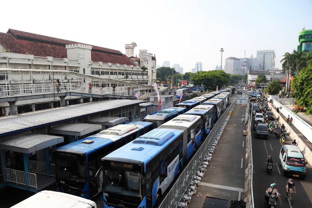 Puluhan bus Transjakarta, mengantre untuk menunggu giliran mengambil penumpang di halte Transjakarta Harmoni, Jakarta Pusat, Kamis (10/06/2022). 