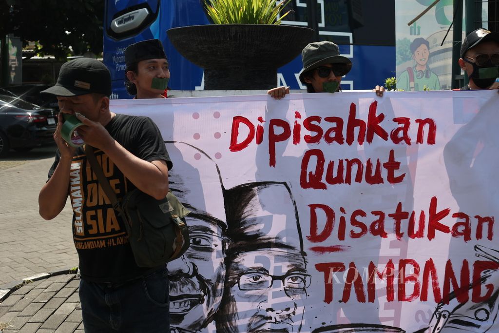 Pengunjuk rasa dari Forum Cik Di Tiro dan Jaringan Gugat Demokrasi menggelar aksi protes saat berlangsung kegiatan Konsolidasi Nasional di Universitas Aisyiyah, Sleman, Daerah Istimewa Yogyakarta, Sabtu (27/7/2024). Konsolidasi yang digelar oleh Pimpinan Pusat Muhammadiyah tersebut diduga salah satu tujuannya sebagai forum untuk menentukan apakah PP Muhammadiyah akan setuju atau menolak keterlibatan ormas keagamaan dalam bisnis keagamaan. Aksi unjuk rasa itu untuk menentang keterlibatan ormas keagamaan dalam bisnis tambang. 