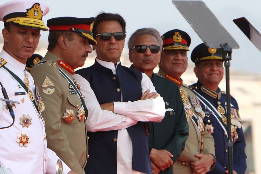 Perdana Menteri Pakistan Imran Khan (ketiga dari kiri) dan Presiden Arif Alvi (ketiga dari kanan) menyaksikan jet tempur Angkatan Udara Pakistan selama parade Hari Pakistan di Islamabad, 23 Maret 2022. 