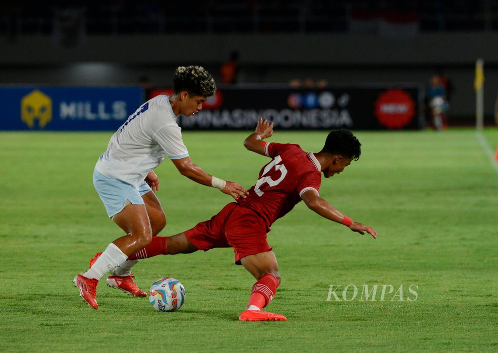 Pemain Taiwan, Lin Chun Kai (kiri), berusaha merebut bola dari kaki pemain Indonesia, Pratama Arhan Alif, pada babak kualifikasi Piala Asia U-23 2024 di Stadion Manahan, Kota Surakarta, Sabtu (9/9/2023). Indonesia menang, 9-0.