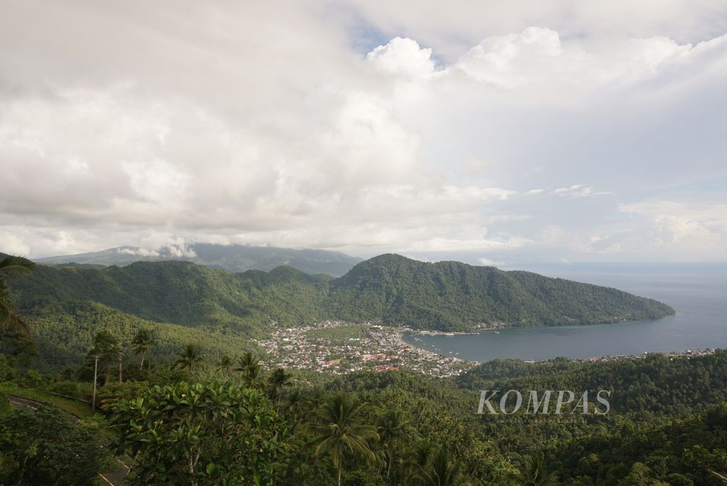 Pemandangan Tahuna, ibu kota Kabupaten Kepulauan Sangihe, Sulawesi Utara, yang dikelilingi bukit, Jumat (6/8/2021).
