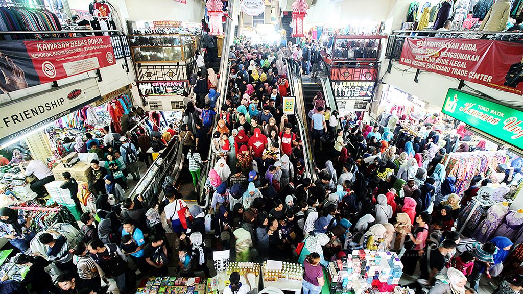 Warga berjejal memadati Pasar Baru Trade Center, Bandung, Jawa Barat, untuk berbelanja kebutuhan pakaian menjelang Lebaran, Minggu (11/6). Peningkatan pembeli dalam dua hari terakhir juga dirasakan sejumlah pedagang pasar hingga dua kali lipat dibandingkan dengan hari biasa. 