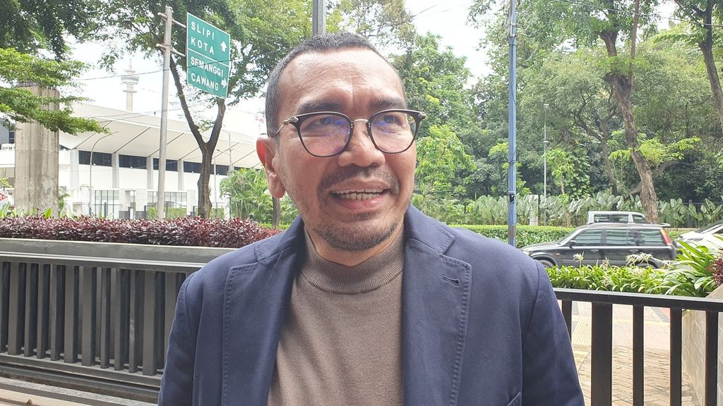 Staf Khusus menteri BUMN, Arya Sinulingga, seusai mendaftar sebagai bakal calon Komite Eksekutif Persatuan Sepak Bola Seluruh Indonesia atau PSSI periode 2023-2027 di kantor PSSI, GBK Arena, Senayan, Jakarta pada Senin (16/1/2023).