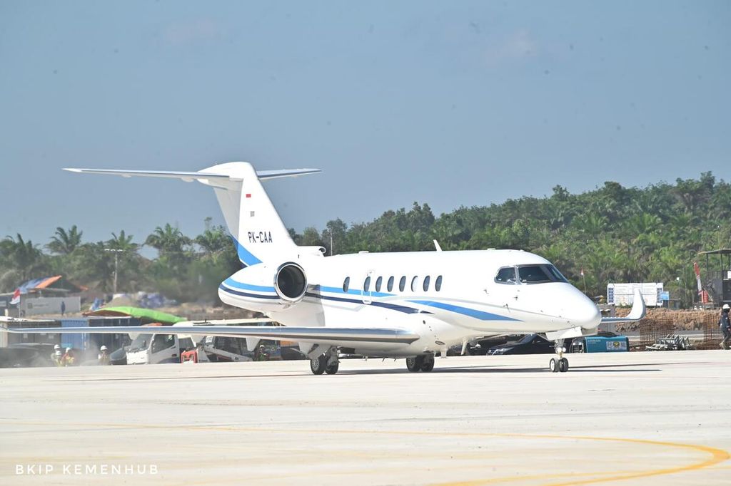 Pesawat jet Cessna Citation Longitude milik Balai Besar Kalibrasi Fasilitas Penerbangan Kementerian Perhubungan mendarat di landasan pacu Bandara Ibu Kota Nusantara (IKN), Kamis (12/9/2024).