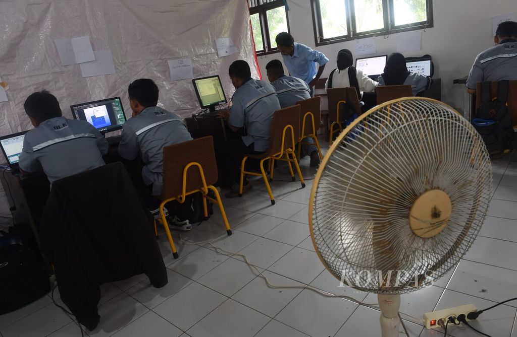 Perwakilan warga mengikuti pelatihan sablon digital di Salah satu ruangan sekolah di Desa Tengin Baru, Kecamatan Sepaku, Kabupaten Penajam Paser Utara, Kalimantan Timur, Senin (25/7/2022).