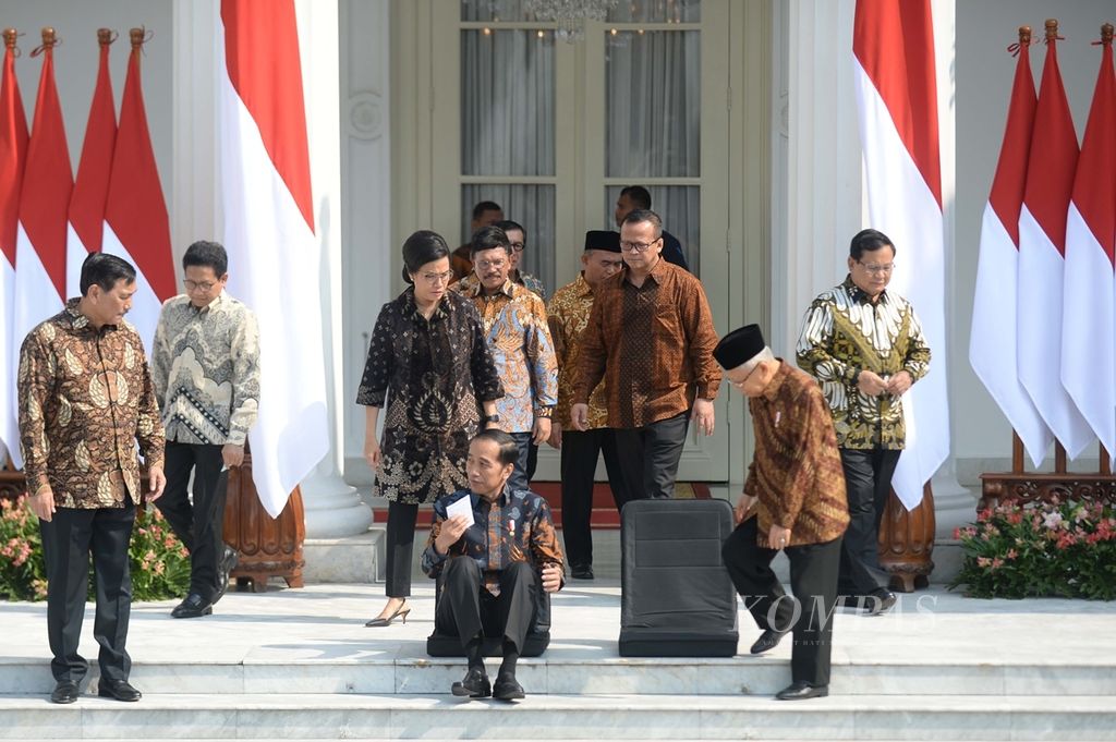 Presiden Joko Widodo bersama Wakil Presiden Ma'ruf Amin bersiap untuk mengumumkan nama menteri yang akan dilantik, di Istana Merdeka, Rabu (23/10/2019).