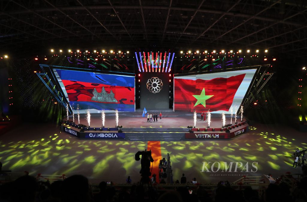 Serah terima tuan rumah penyelenggaraan SEA Games dari Vietnam kepada Kamboja pada upacara penutupan SEA Games Vietnam 2021 di Stadion Vietnam Asian Indoor Game, Hanoi, Vietnam, Senin (23/5/2022). Selain acara penutupan, seremoni ini juga menetapkan Kamboja sebagai tuan rumah SEA Games Ke-32 pada 2023. 