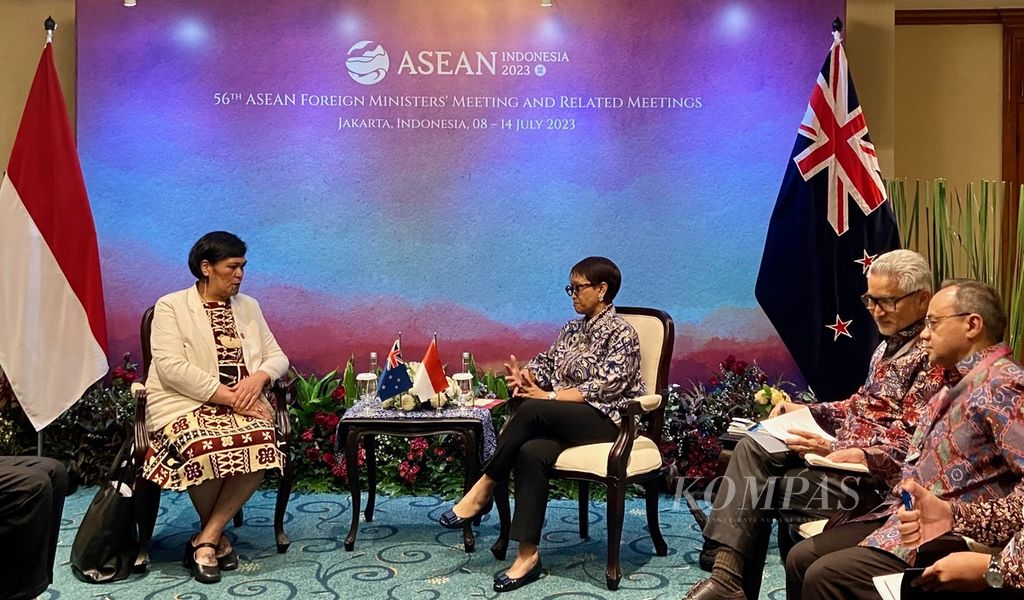 Menteri Luar Negeri RI Retno Marsudi menyambut Menlu Selandia Baru Nanaia Mahuta (kiri) di sela pertemuan para Menlu ASEAN dengan Menlu negara mitra ASEAN, Rabu (12/7/2023) di Jakarta. Selain dari Selandia Baru, menlu berbagai negara hadir dalam rangkaian pertemuan yang berlangsung sampai Sabtu itu.