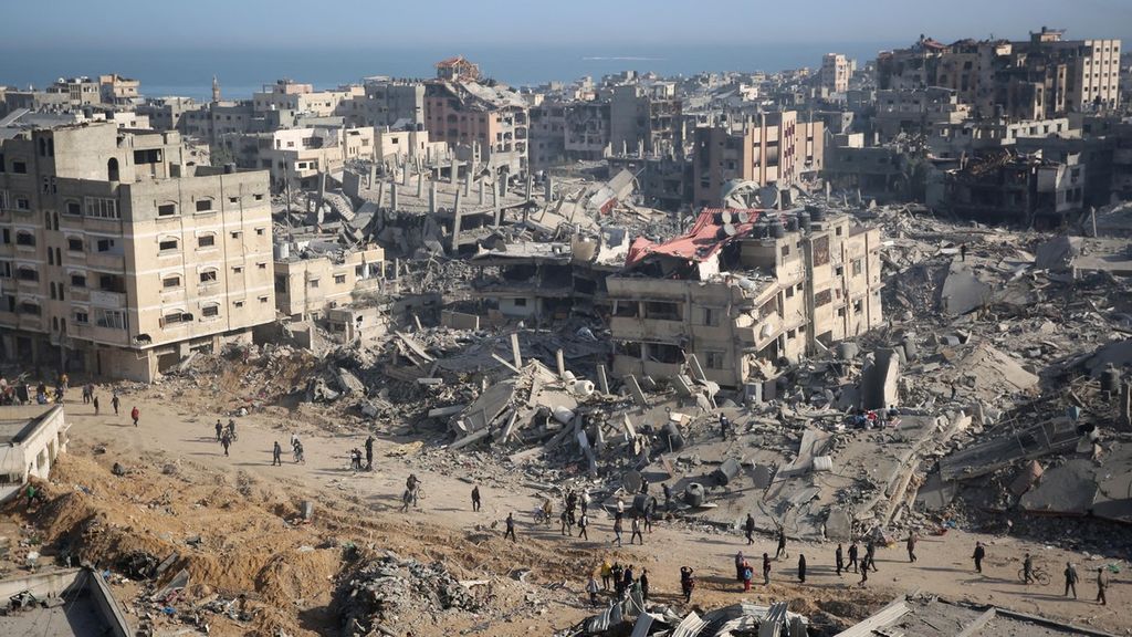 Gambaran umum menunjukkan kehancuran di kawasan sekitar Rumah Sakit Al-Shifa di Gaza setelah militer Israel mundur dari kompleks perumahan rumah sakit tersebut pada 1 April 2024, di tengah pertempuran yang sedang berlangsung antara Israel dan kelompok Hamas. 
