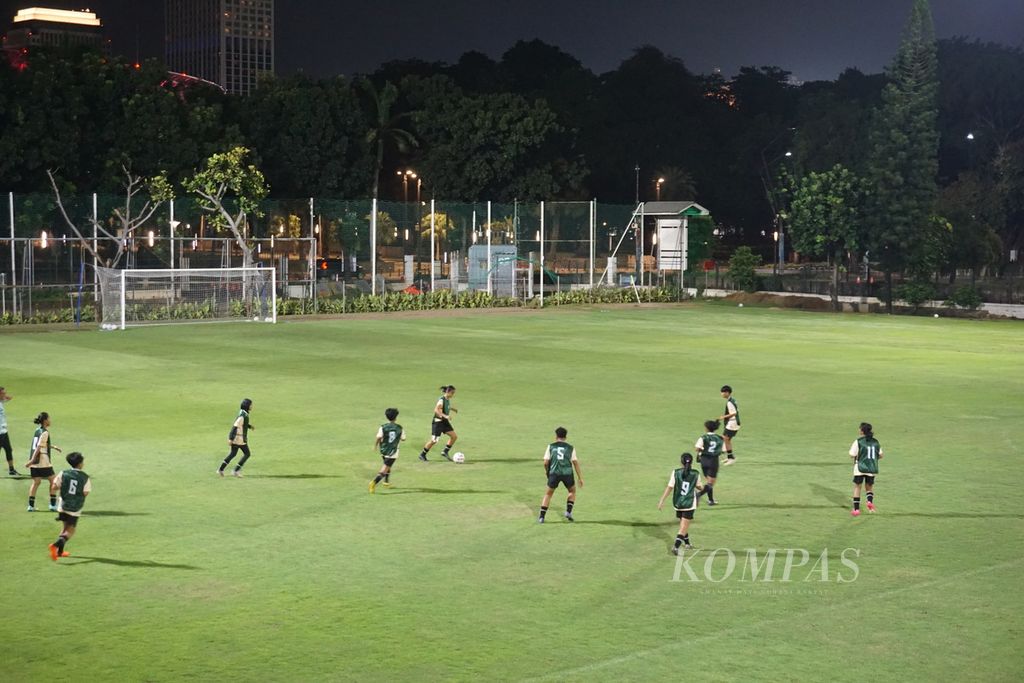 Para pesepak bola putri belia berunjuk gigi dalam seleksi timnas U-17 di Lapangan A Gelora Bung Karno, Senayan, Jakarta, Rabu (28/3/2024) malam.