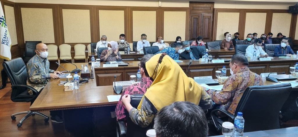 Menteri Koperasi dan UKM Teten Masduki (kiri) memimpin rapat koordinasi pelaksanaan “Peraturan Presiden 2 Tahun 2022 tentang Pengembangan Kewirausahaan Nasional” di Kantor Kementerian Koperasi dan UKM, Jakarta, Kamis (12/5/2022),