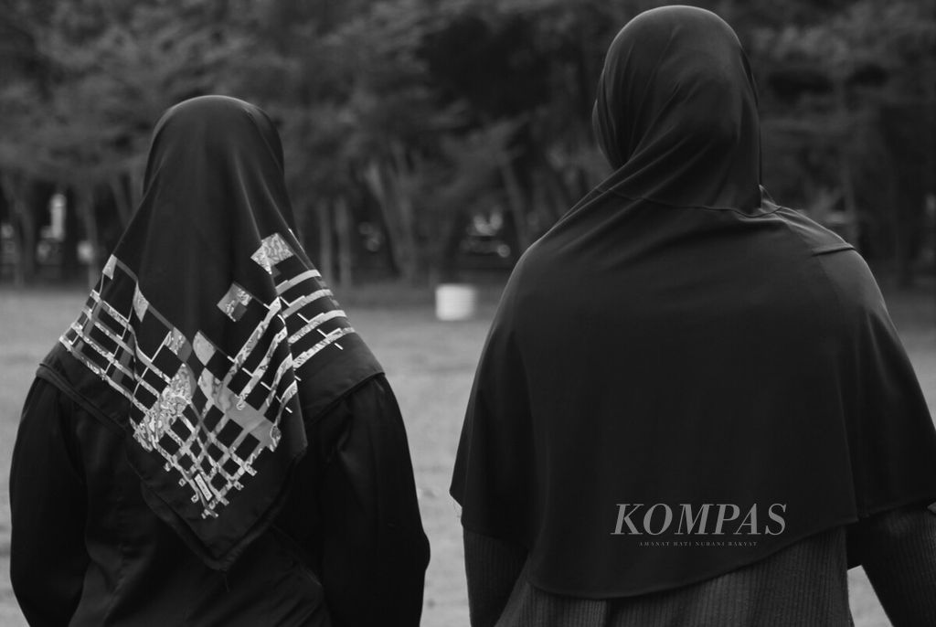 CU (39) dan SU (42), dua perempuan asal Kabupaten Aceh Besar, Provinsi Aceh, yang mengalami kekerasan dalam rumah tangga berujung pada perceraian saat diwawancara <i>Kompas</i>, Minggu (25/12/2022). Mereka dua dari ribuan perempuan yang alami perceraian di Aceh.