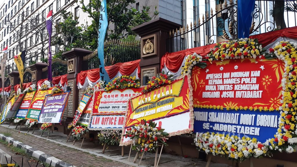 Karangan bunga mengenai dorongan dan dukungan kepada Polri untuk mengungkap dan menuntaskan kasus tewasnya Brigadir Nofriansyah Yosua Hutabarat yang berjejer di salah satu sudut Mabes Polri, di Jakarta, Senin (8/8/2022).