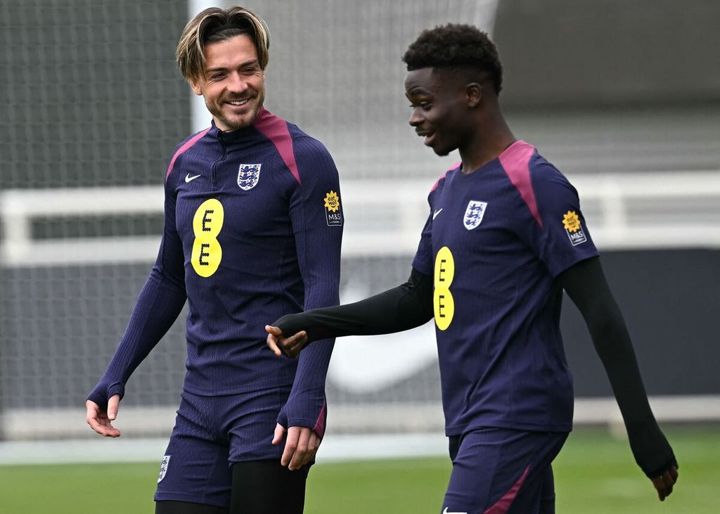 Pemain timnas Inggris, Jack Grealish (kiri) dan Bukayo Saka, berlatih bersama di Lapangan St Georges Park, di Burton-on-Trent, Inggris, Rabu (4/9/2024). Inggris akan melawan Irlandia pada Liga Nasional Eropa, Sabtu (7/9/2024).