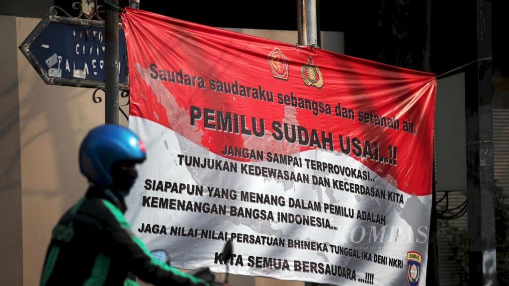 Spanduk ajakan menjaga persatuan dan tidak mudah terprovokasi dengan isu-isu yang belum jelas terpasang di Kemanggisan, Jakarta Barat, Jumat (3/5/2019). Spanduk seperti ini bertebaran di sejumlah titik untuk mengajak menjaga perdamaian pascapemilu serentak yang baru saja digelar.