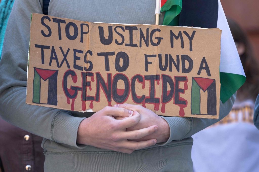 Unjuk rasa mendukung Palestina di New York University, Senin (22/4/2024).