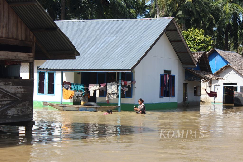 Permukiman warga di Desa Masjid Bendahara, Kecamatan Bendahara, Kabupaten Aceh Tamiang, Aceh, Senin (7/11/2022), masih tergenang banjir. Sebagian besar kawasan yang sebelumnya tergenang banjir telah surut. Namun, warga masih membutuhkan bantuan pangan, kebutuhan anak, dan perlengkapan sekolah.