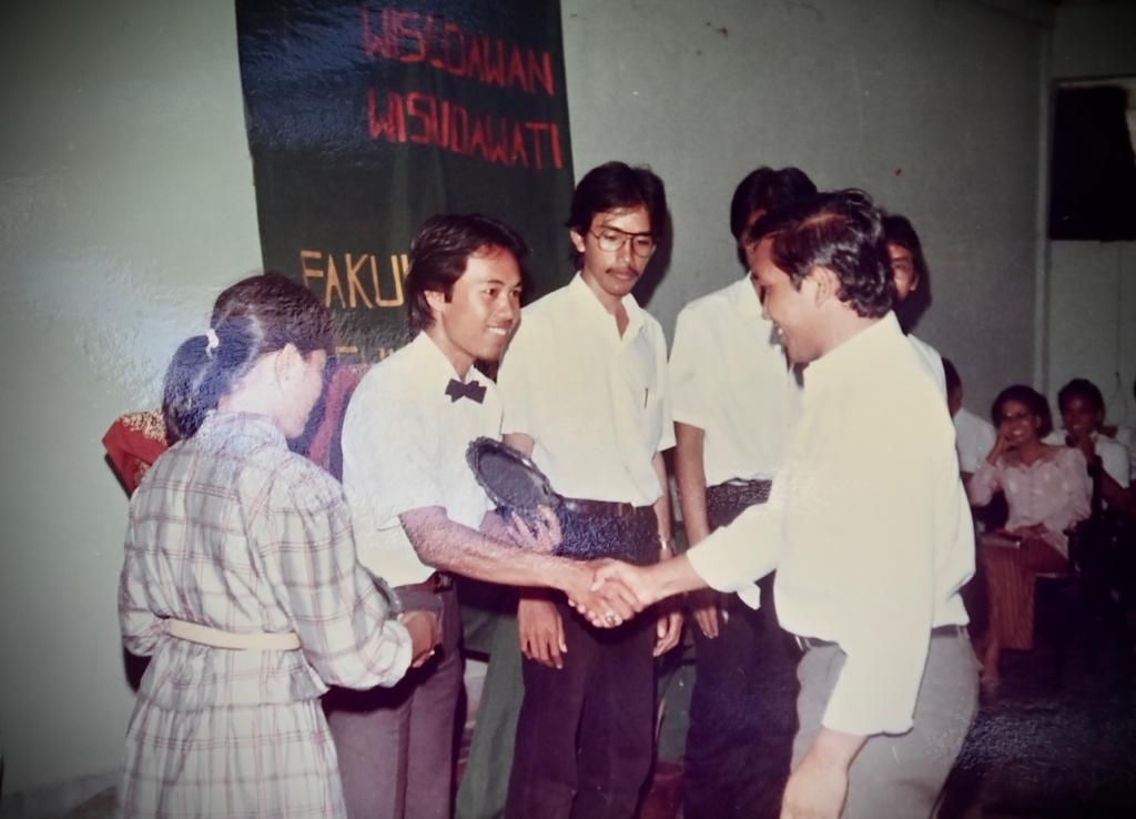 Foto Joko Widodo (ketiga dari kiri), yang kemudian menjadi Presiden ketujuh Republik Indonesia.