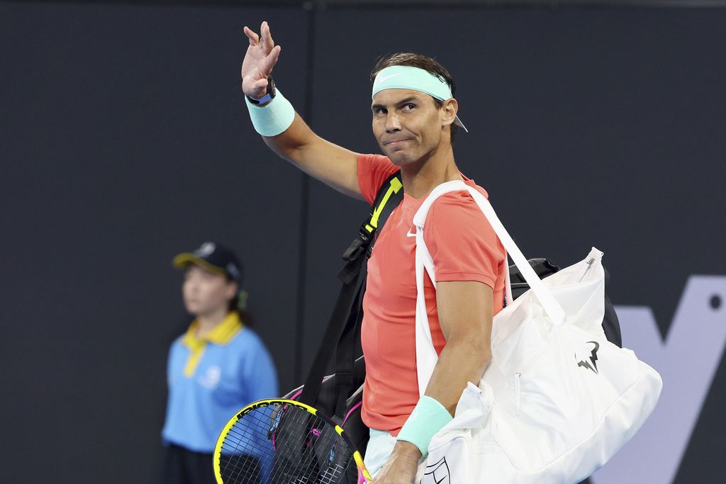 Arsip foto tanggal 31 Desember 2023 ini menampilkan petenis Rafael Nadal melambaikan tangan ke arah penonton setelah pertandingan ganda putra turnamen tenis Brisbane di Australia. Nadal pada tahun 2024 batal bersaing dalam turnamen ATP Masters 1000 Indian Wells dan turnamen ATP Masters 1000 Monte Carlo. 