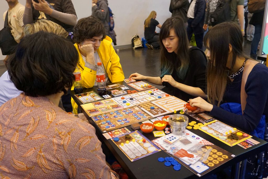 Pengunjung pameran SPIEL ’19 memainkan Toraja, <i>board game</i> bertema kopi karya anak bangsa di Essen, Jerman, Minggu (27/10/2019).