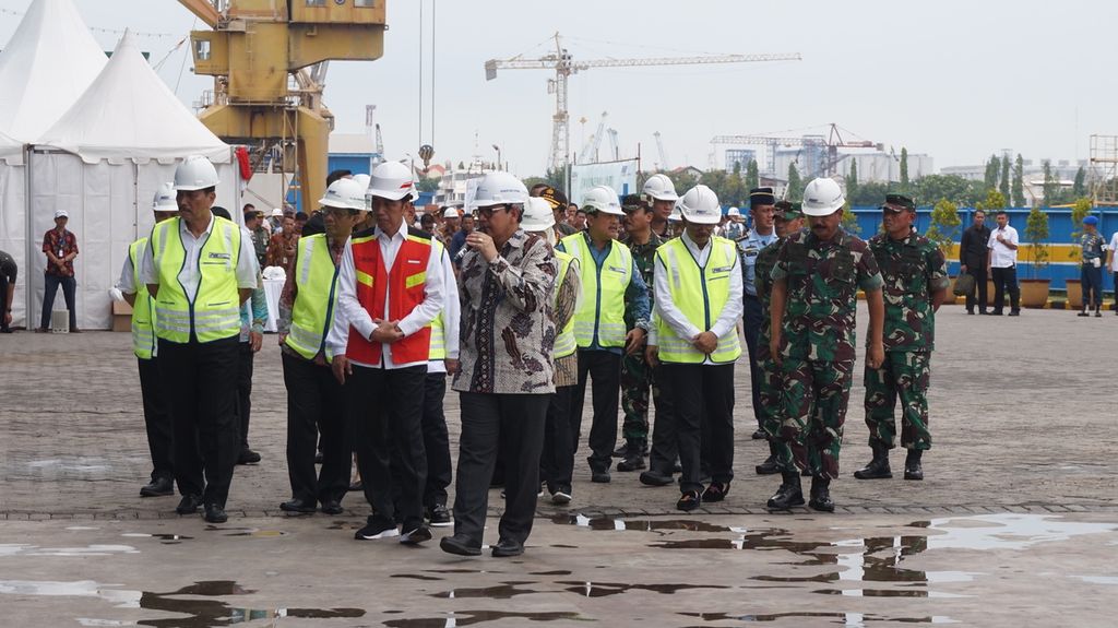 Presiden Joko Widodo (rompi merah) dan jajaran Kabinet Indonesia Maju menerima penjelasan tentang perakitan kapal selam Alugoro-405 sebelum rapat terbatas di fasilitas produksi kapal selam PT PAL Indonesia, Surabaya, Jawa Timur, Senin (27/1/2020).