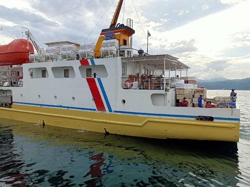 Kapal perintis KM Sabuk Nusantara 106 meninggalkan Pelabuhan Yos Sudarso Ambon, Maluku, melayani pengangkutan orang dan barang ke sejumlah daerah terpencil pada Senin (11/5/2020).